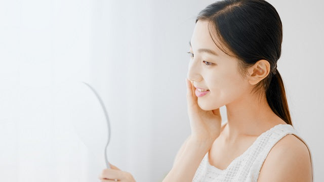 頬に手を添える人物